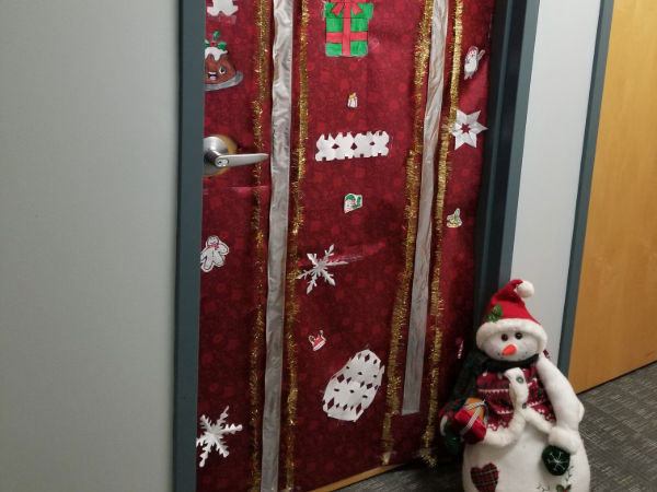 Holiday door decorating contest